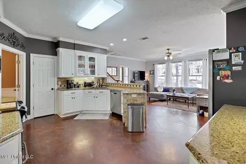 Kitchen - 1120 Pointe Cv, Brandon, MS 39042 photo 2 of 5