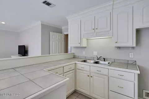 Kitchen - 1120 Pointe Cv, Brandon, MS 39042 photo 5 of 5