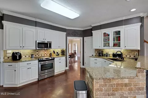 Kitchen - 1120 Pointe Cv, Brandon, MS 39042 photo 3 of 5