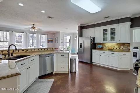 Kitchen - 1120 Pointe Cv, Brandon, MS 39042 photo 4 of 5