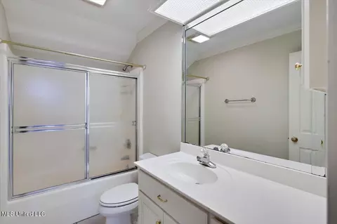 Bath - 1120 Pointe Cv, Brandon, MS 39042 photo 5 of 6