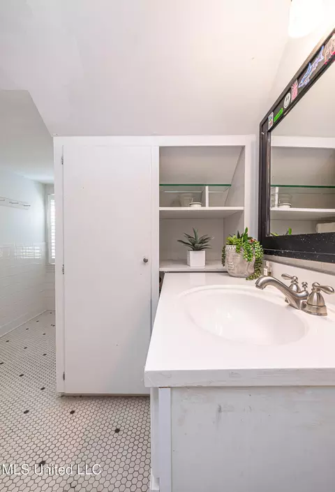 Bath - 1616 Eastover Dr, Jackson, MS 39211 photo 11 of 11