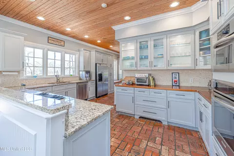 Kitchen - 1616 Eastover Dr, Jackson, MS 39211 photo 8 of 8