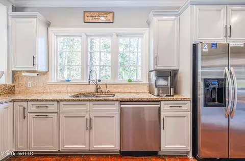 Kitchen - 1616 Eastover Dr, Jackson, MS 39211 photo 2 of 8