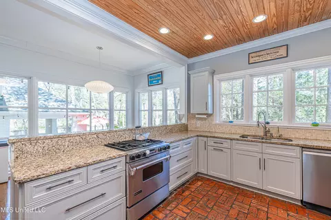 Kitchen - 1616 Eastover Dr, Jackson, MS 39211 photo 4 of 8
