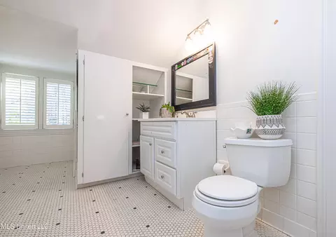 Bath - 1616 Eastover Dr, Jackson, MS 39211 photo 9 of 11