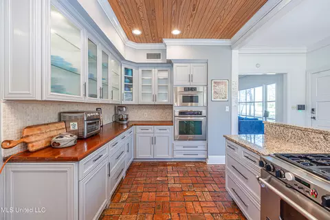 Kitchen - 1616 Eastover Dr, Jackson, MS 39211 photo 6 of 8