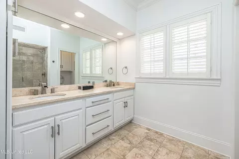 Bath - 1616 Eastover Dr, Jackson, MS 39211 photo 5 of 11