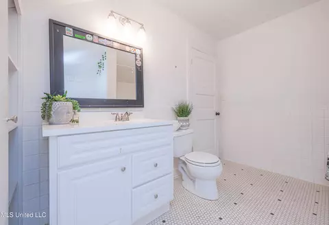 Bath - 1616 Eastover Dr, Jackson, MS 39211 photo 10 of 11