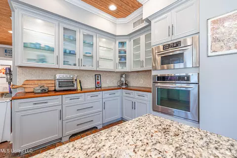Kitchen - 1616 Eastover Dr, Jackson, MS 39211 photo 7 of 8