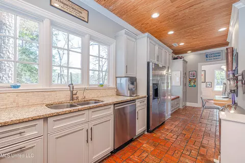 Kitchen - 1616 Eastover Dr, Jackson, MS 39211 photo 3 of 8