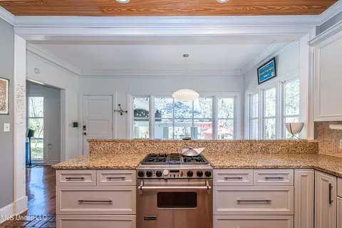 Kitchen - 1616 Eastover Dr, Jackson, MS 39211 photo 5 of 8