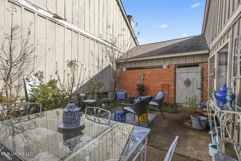 Exterior - 209 River Pl, Jackson, MS 39211 photo 4 of 8