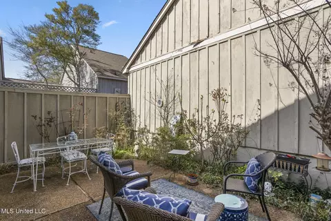 Exterior - 209 River Pl, Jackson, MS 39211 photo 3 of 8