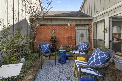 Exterior - 209 River Pl, Jackson, MS 39211 photo 5 of 8