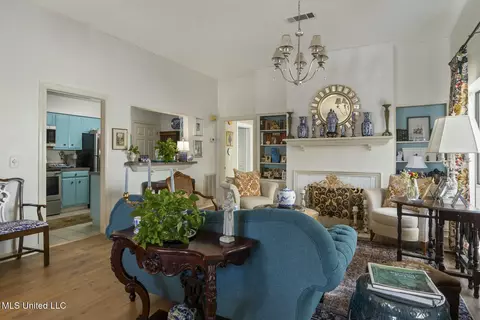 Living - 209 River Pl, Jackson, MS 39211 photo 2 of 3