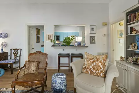Living - 209 River Pl, Jackson, MS 39211 photo 3 of 3