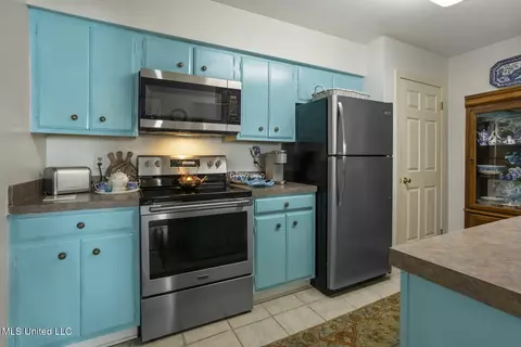 Kitchen - 209 River Pl, Jackson, MS 39211 photo 3 of 4