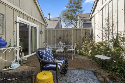 Exterior - 209 River Pl, Jackson, MS 39211 photo 6 of 8
