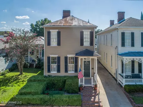Exterior - 706 State St, Natchez, MS 39120 photo 3 of 7