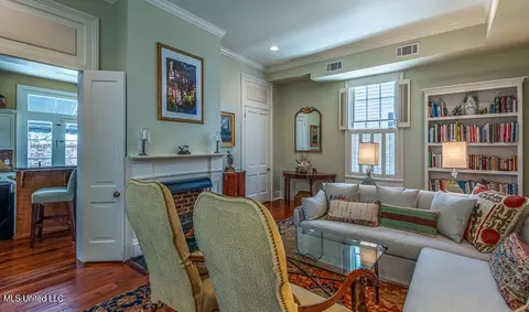Living - 706 State St, Natchez, MS 39120 photo 3 of 6