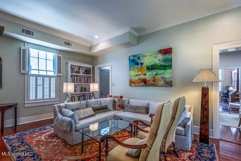 Living - 706 State St, Natchez, MS 39120 photo 1 of 6