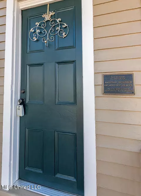 Exterior - 706 State St, Natchez, MS 39120 photo 4 of 7