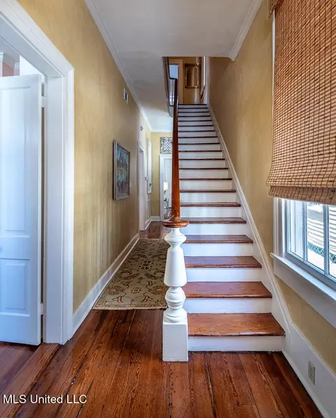 Entry Way - 706 State St, Natchez, MS 39120 photo 2 of 5