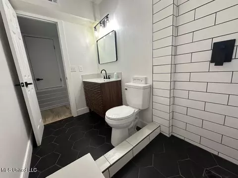 Bath - 852 Garvin St, Jackson, MS 39206 photo 2 of 8