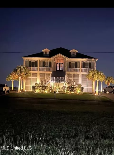 15615 Rue Dauphine Cir, Biloxi, MS 39532
