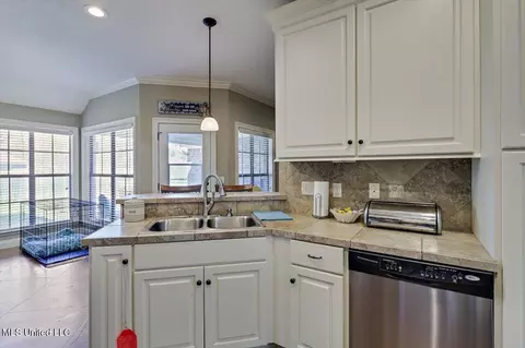 Kitchen - 107 Britton Cir, Flowood, MS 39232 photo 2 of 6