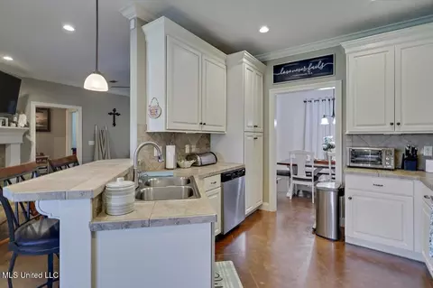 Kitchen - 107 Britton Cir, Flowood, MS 39232 photo 5 of 6