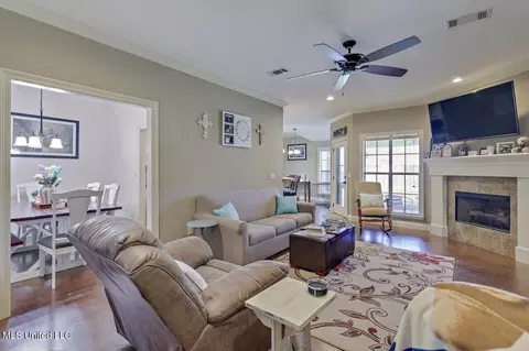Living - 107 Britton Cir, Flowood, MS 39232 photo 2 of 3