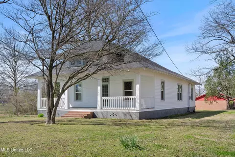 Exterior - 211 Church St, Como, MS 38619 photo 2 of 6