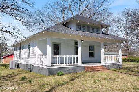 Exterior - 211 Church St, Como, MS 38619 photo 3 of 6