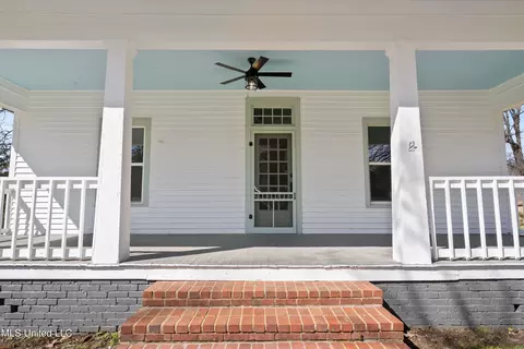 Exterior - 211 Church St, Como, MS 38619 photo 4 of 6
