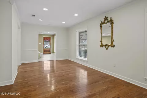 Living - 4666 Hazelwood Dr, Jackson, MS 39211 photo 1 of 2