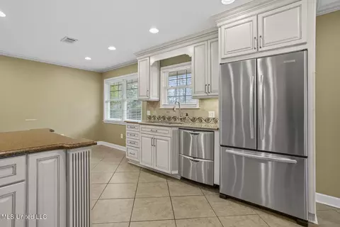 Kitchen - 4666 Hazelwood Dr, Jackson, MS 39211 photo 3 of 9