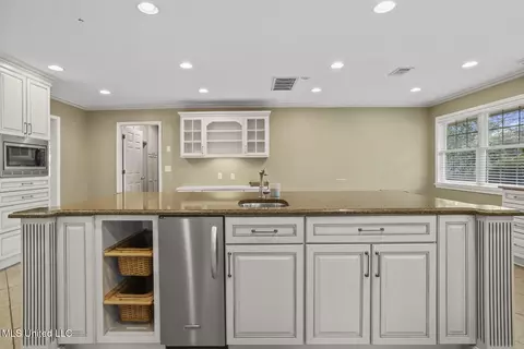 Kitchen - 4666 Hazelwood Dr, Jackson, MS 39211 photo 2 of 9