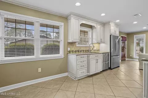 Kitchen - 4666 Hazelwood Dr, Jackson, MS 39211 photo 4 of 9