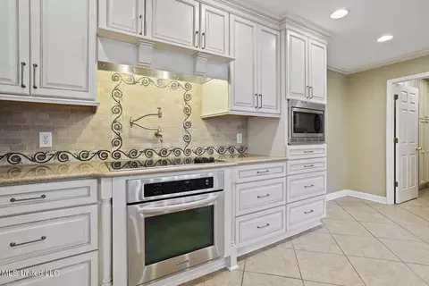 Kitchen - 4666 Hazelwood Dr, Jackson, MS 39211 photo 9 of 9