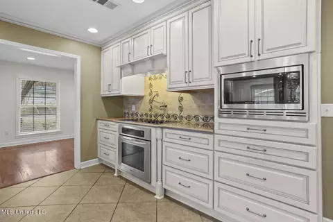 Kitchen - 4666 Hazelwood Dr, Jackson, MS 39211 photo 6 of 9