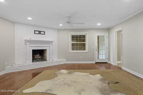 Living - 4666 Hazelwood Dr, Jackson, MS 39211 photo 2 of 2