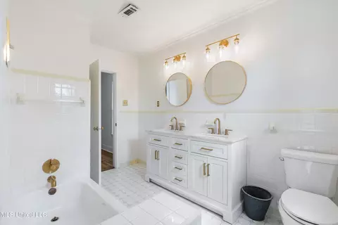 Bath - 404 Coleman St, Como, MS 38619 photo 2 of 7