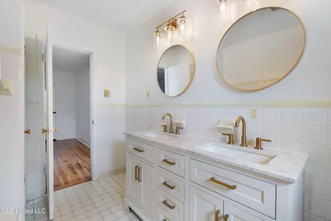 Bath - 404 Coleman St, Como, MS 38619 photo 3 of 7