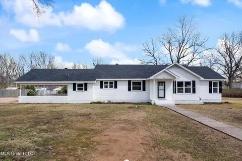 Exterior - 404 Coleman St, Como, MS 38619 photo 1 of 7