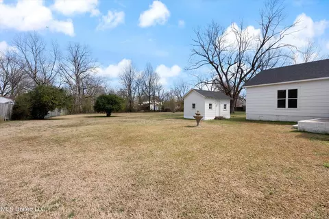 Exterior - 404 Coleman St, Como, MS 38619 photo 6 of 7