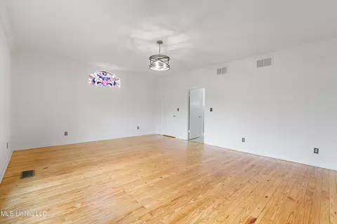 Living - 404 Coleman St, Como, MS 38619 photo 6 of 7