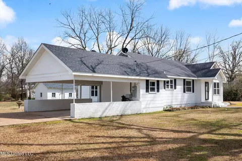 Exterior - 404 Coleman St, Como, MS 38619 photo 4 of 7