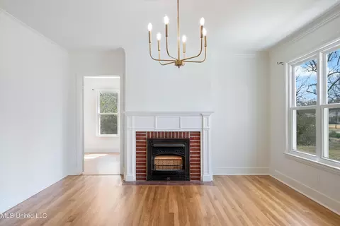Living - 404 Coleman St, Como, MS 38619 photo 3 of 7